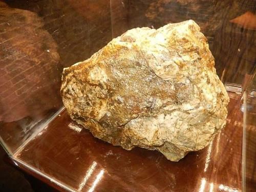 中国最“壕”景区，45吨金矿石丢在路边没人敢偷，网友：有心无力