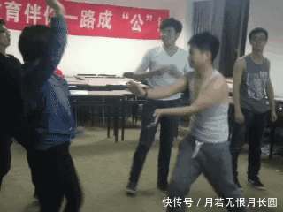 老婆■搞笑GIF趣图:大哥,你舞跳的这么好你老婆知道吗