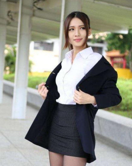 【女性】街拍:小姐姐头戴墨镜,看上去充满时尚风范,充满女性的靓丽美