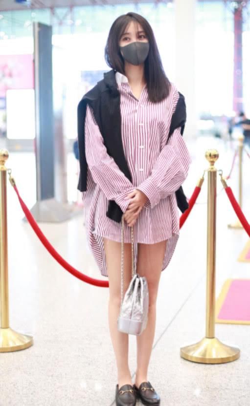 李菲儿穿淘宝衬衫秒变网红，脚上拖鞋亮了，网友:长腿更抢镜!