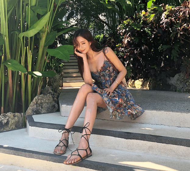 街拍: 女友穿衣服出门，自己走在路上，有一种万众瞩目的感觉！