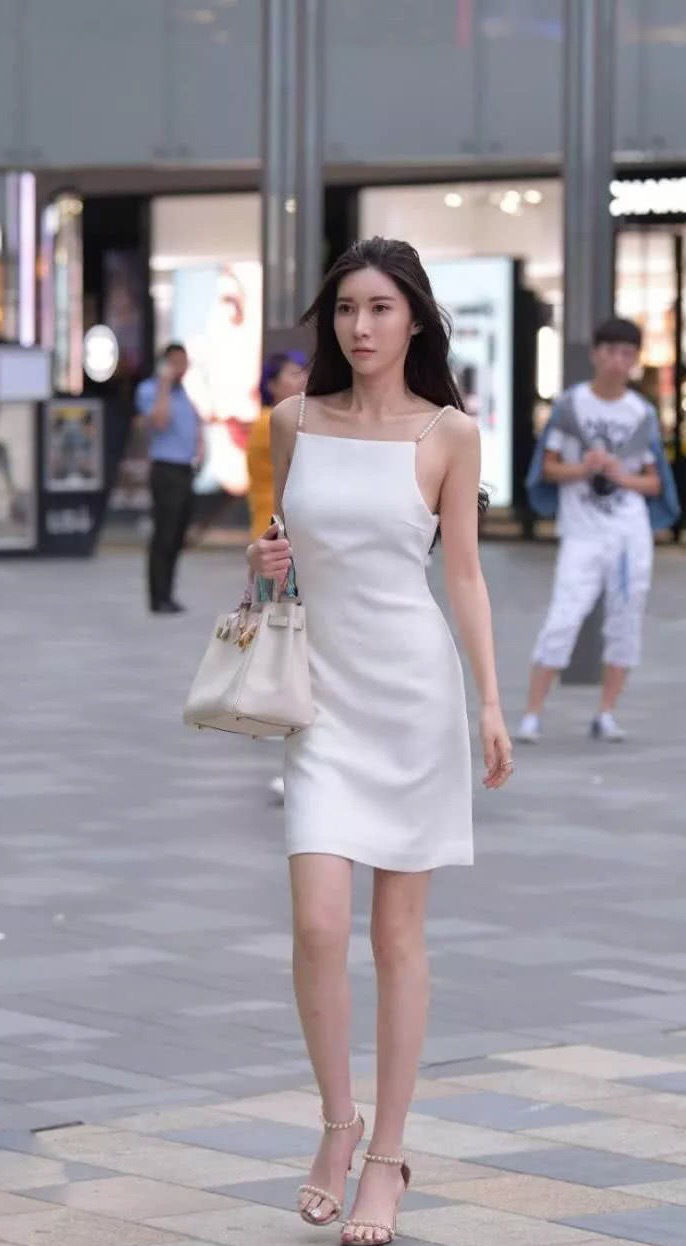  『心起』时尚美女荷馨如梦，心起涟漪；眉眼盈盈，默然无语
