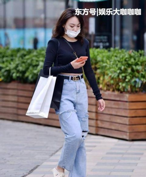  『针织』街拍：天姿国色的美女，一件浅色的针织连衣裙，优雅迷人风采