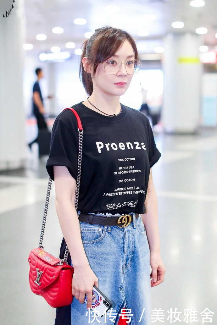 袁姗姗厉害呀！随便缝半条牛仔裤也能当裙穿，网友：不当设计多亏