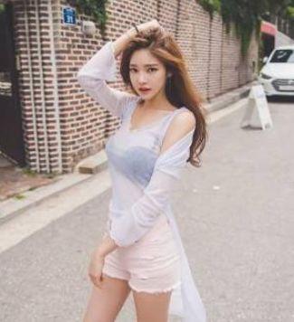 街拍：小姐姐身穿纯白色背心搭配牛仔热裤，尽显女神魅力