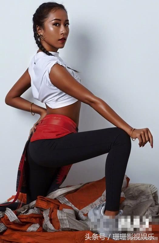 吉克隽逸化身足球宝贝，三套LOOK轮番变换大长腿、性感美臀秀不停