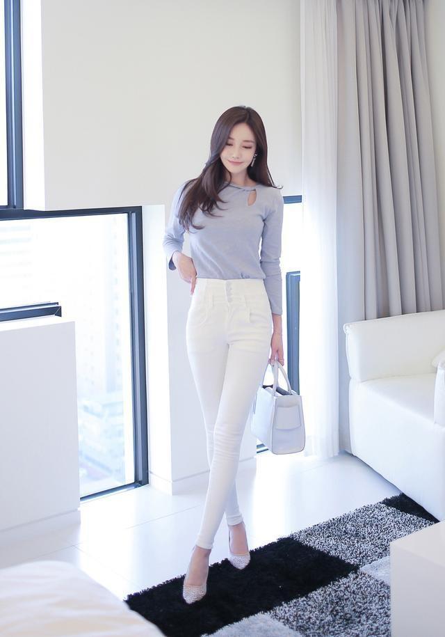 牛仔裤是时尚永恒不变的元素，彰显小姐姐优美身姿！