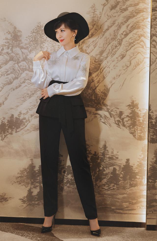 看起来■像极了妈妈，在33岁儿子前赵雅芝终于不装满脸皱纹暴露真实状态