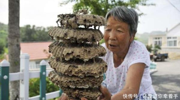 农村大娘赶集卖老宅稀罕物，被城里人35元买走，亏大了