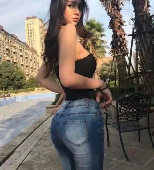 穿一款美美哒的牛仔裤，大方得体，优雅指数迅速飙升