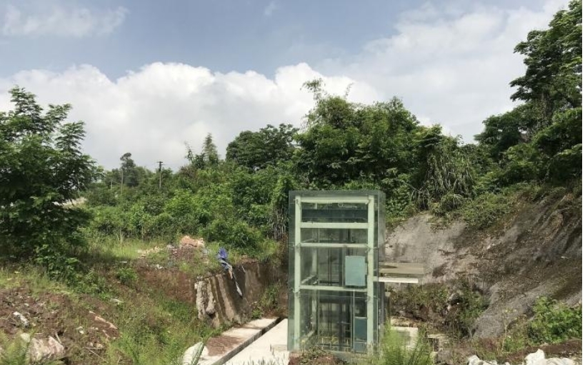 令人迷茫的重庆地铁站，进站是闹市出站变荒山，地铁站：就是个性
