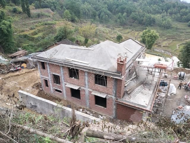  房盖■重庆刘先生回乡建洋楼，光挖机费就花了2万多，这房盖的有