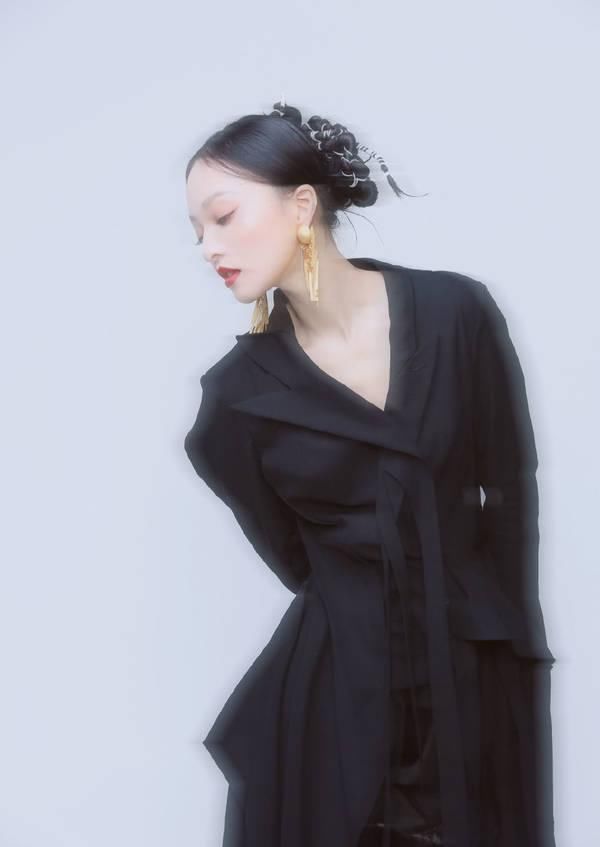  「乞丐」张韶涵为了美真拼，戴超大耳饰耳朵摇摇欲坠，风衣剪成了乞丐服