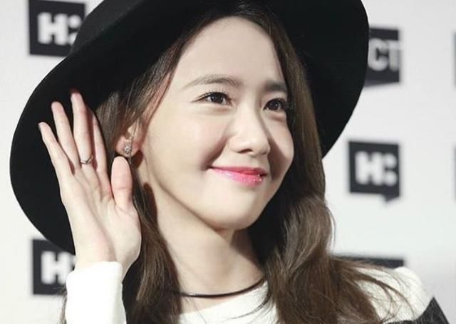 正确的戴帽子方式才会显脸小，跟电视剧女主提升整体造型