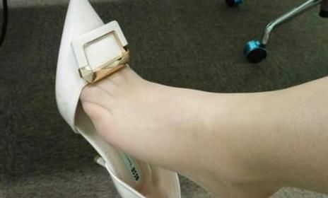 搭配高跟鞋释放女人柔和之美!超薄肉丝袜秀出白皙美腿!