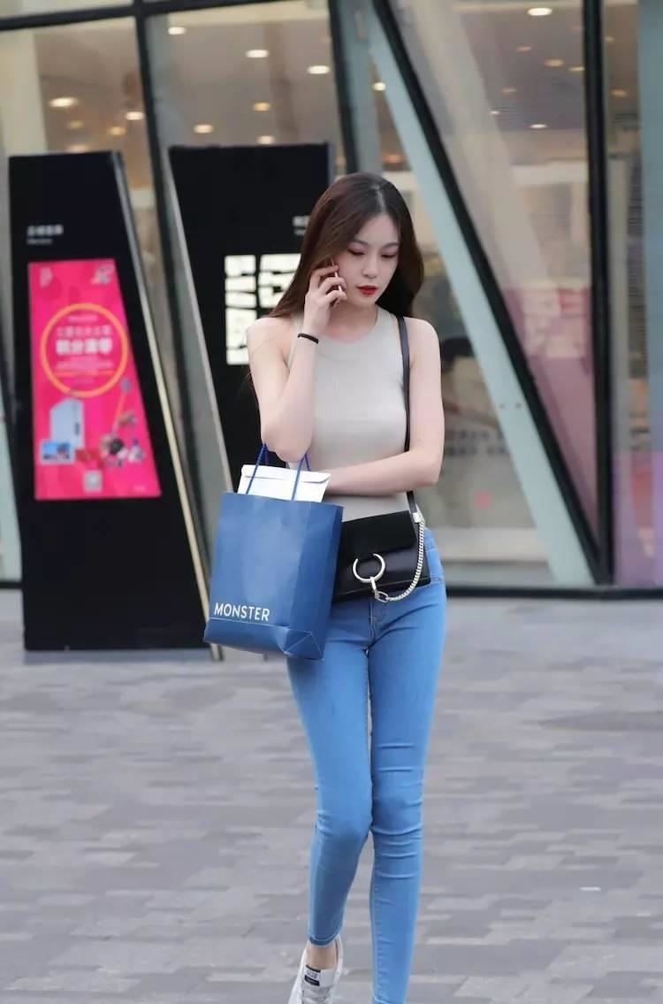  『美女的身材』街拍：肉色紧身小背心，搭配蓝色紧身牛仔裤子，回头率好啊！