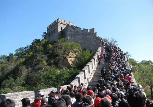 自然界馈赠的五彩河流，比九寨沟还惊艳，还是逃不过游客的污染