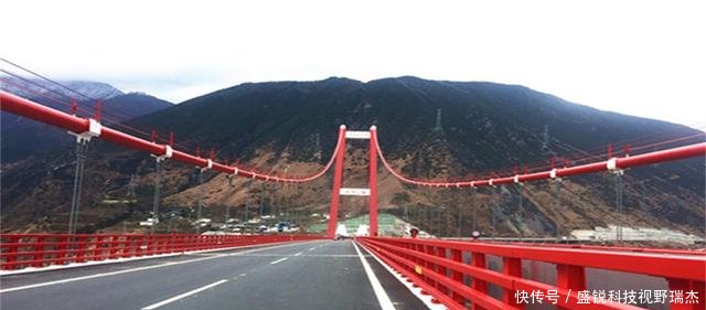 这座桥被称为是“中国式奇迹”，靠山拽住大桥，深入地下100多米