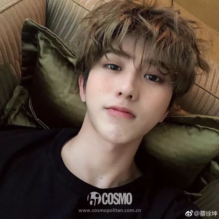 彩妆迷 | 最修饰脸型的害羞感腮红?被我两步搞定