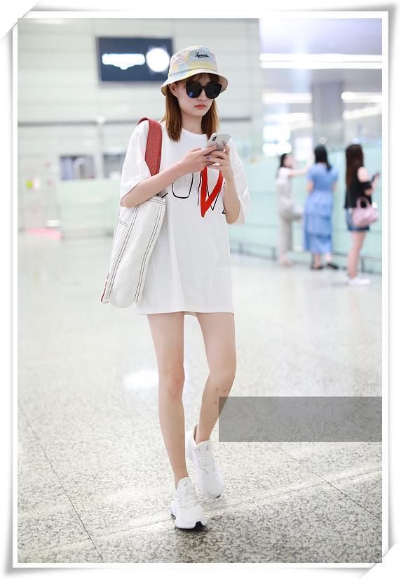 徐璐为秀腿真拼！穿一条看不见的短裤就出门，网友：还怎么交男友