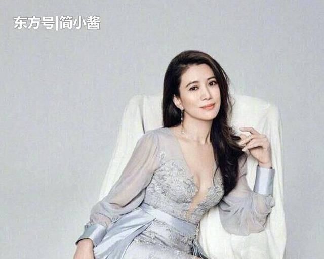 开叉■一袭蕾丝开叉裙大秀美腿,48岁身材真惊艳,袁咏仪真“有料”