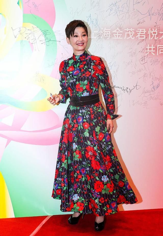 51岁徐帆化浓妆遮皱纹，看着辣眼睛，网友:真实一点不好么