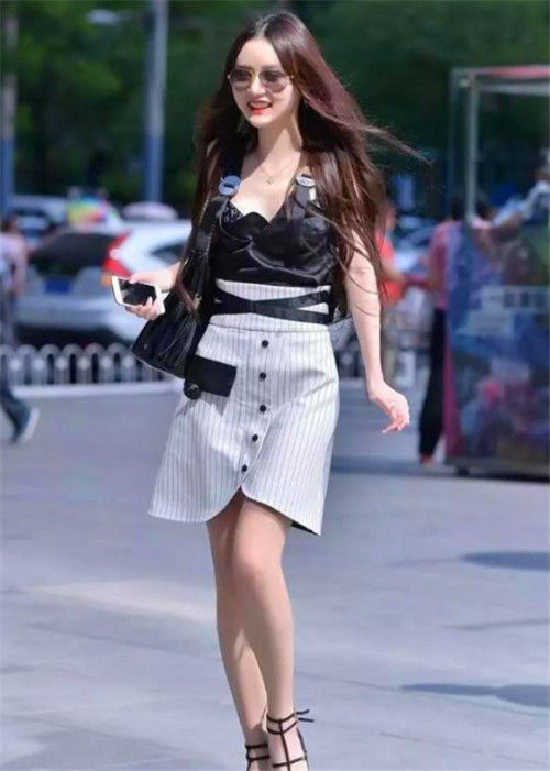身穿|街拍:长发披肩的小美女,身穿吊带镂空裙,行走的脚步凸显出骄傲的气质
