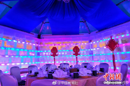 好嗨哦!“冰宫”里吃火锅 感受冰火两重天