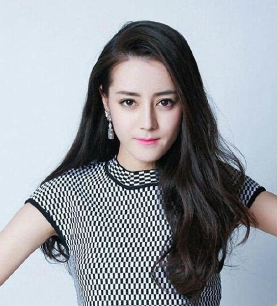 迪丽热巴一向不热衷暴露装，但穿上抹胸黄裙，没想到身材却这么好