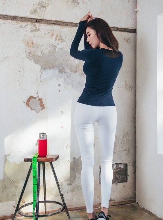 清新甜美的打底裤女神，身材比例很好，散发出迷人魅力！