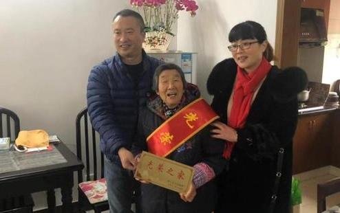 退伍军人的光荣牌应该挂在什么位置赶快看看，别挂错！