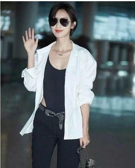 张俪上身只穿了件裹胸，也敢敞开外套狂炫腹，网友：太拼了！