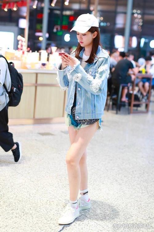 乔欣美炸了！穿超短热裤秀美腿，短到只能用热裤口袋遮三角区！