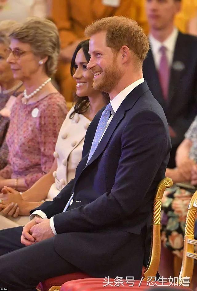 梅根换了个新发型，画风越来越向凯特王妃看齐，然而还是被挑刺