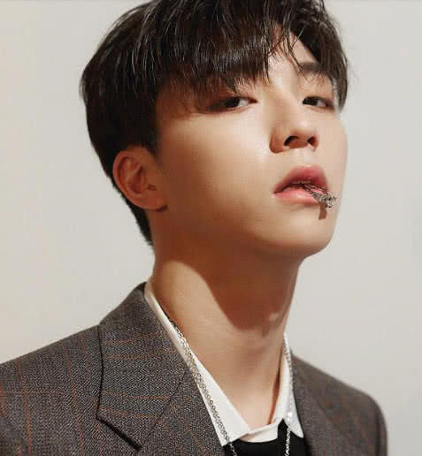 土黄色配茄子紫，范丞丞和陈立农真敢穿啊，一个帅气一个软糯