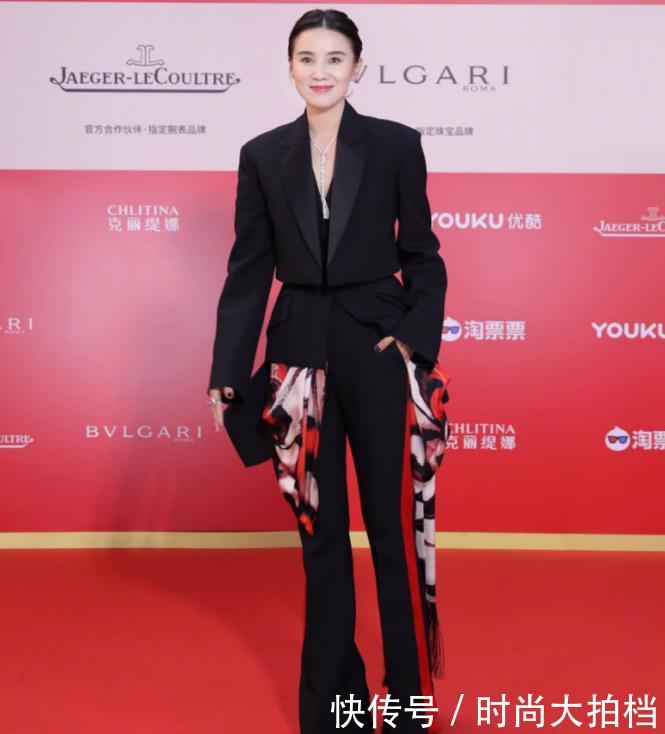 宋佳疯了吧，下身穿两块“大花布”就跑出来，网友：还有这种操作