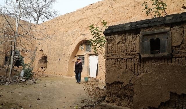 农村8旬老人独守200年土窑洞,一辈子烟不离手,看他活成啥样子