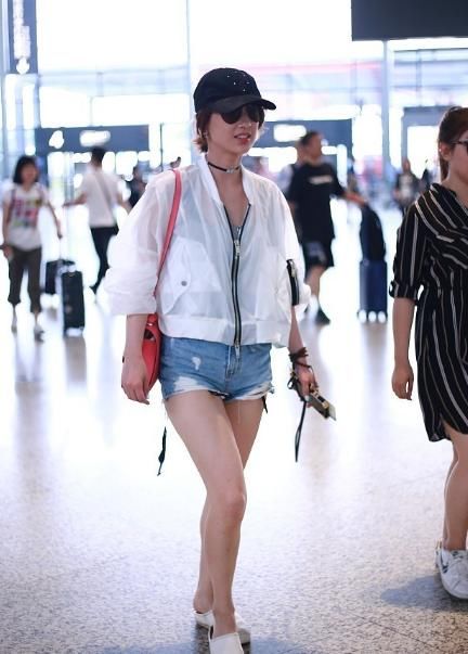 黄圣依这帽子被嘲是垃圾袋，网友:一辈子都买不起人家的垃圾袋!