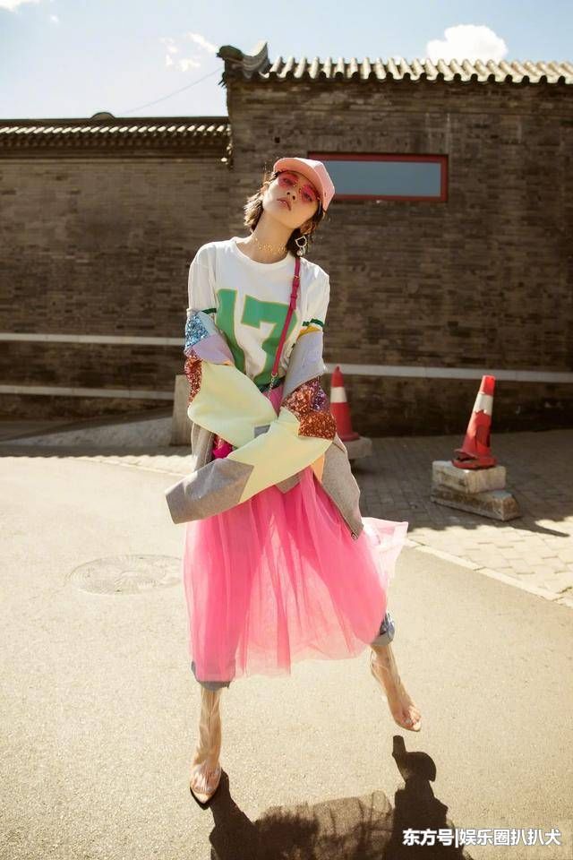 唐艺昕居然吃胖了!短裤穿得又短又紧，网友:还好腿够长!