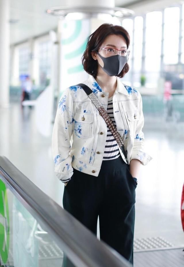 「陈数」陈数真会穿，白色外套搭配阔腿裤走机场，基础款被她穿出高级感