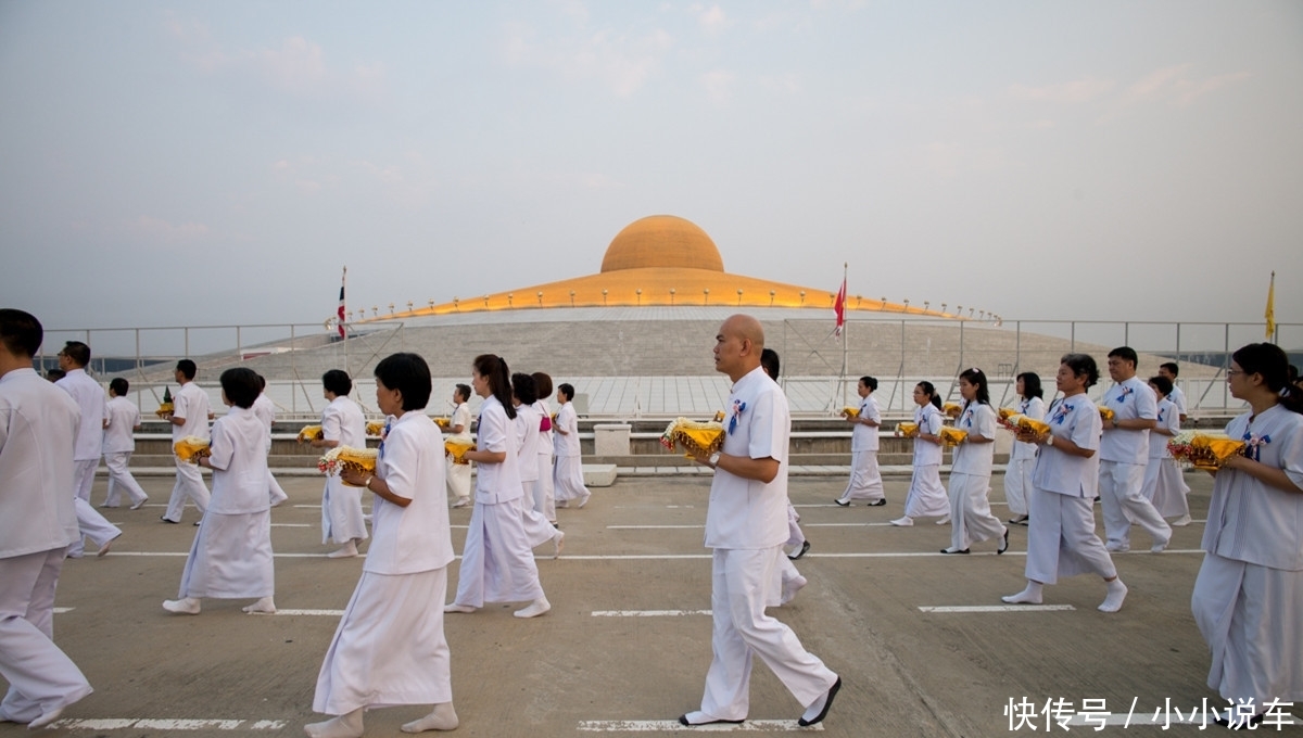 世界上最大的佛教寺院，供奉100万尊佛像，光停车库就有8座