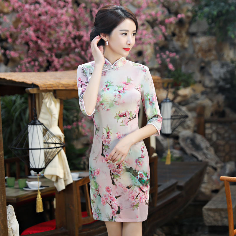 45岁小姨太会打扮!身穿旗袍配淡妆，妩媚动人，到哪都惊艳全场