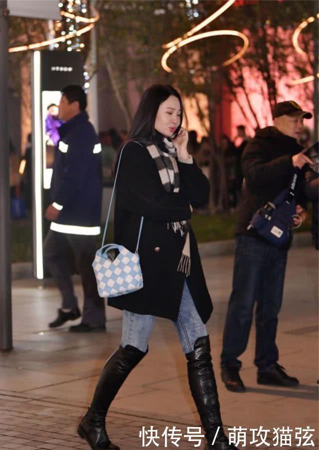  『特别』路人街拍，美女休闲牛仔裤搭配白色T恤，显得特别的顺眼
