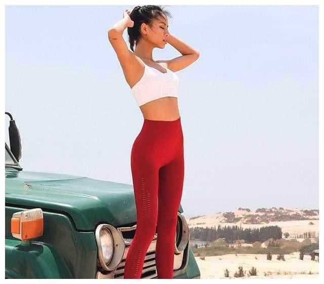 美图：紧身裤让你性感之余，又甜美可人，秀出完美曲线！