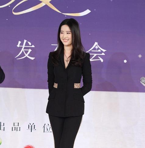 刘亦菲够狠！深V开到肚脐，两块布遮重点，网友乳贴真隐蔽