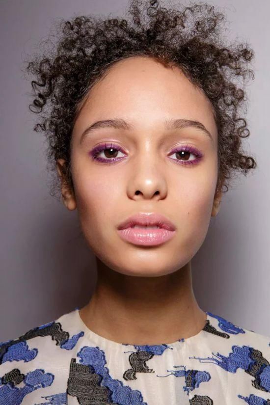 蕾哈娜KarlieKloss喜提彩色睫毛，要不你也来一个？