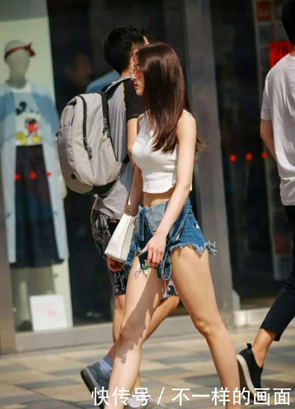 街拍：小姐姐时尚美丽又动人，轻松就塑造出了唯美又浪漫的感觉！