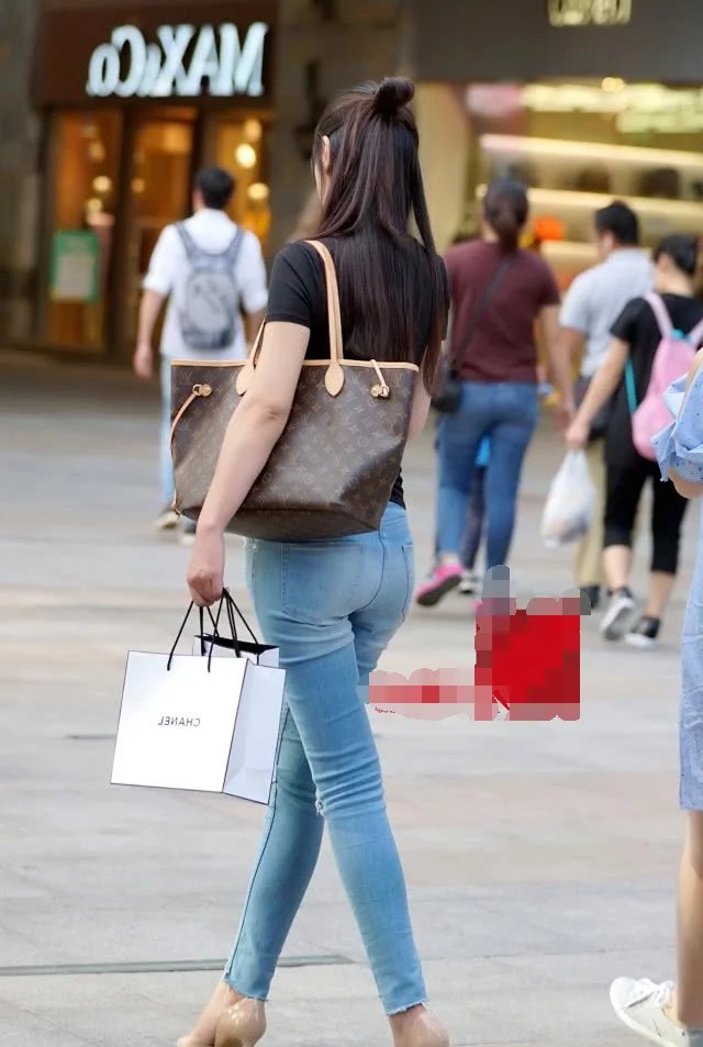 丸子头小姐姐双腿笔直修长，圆润的臀部和筷子腿太不搭