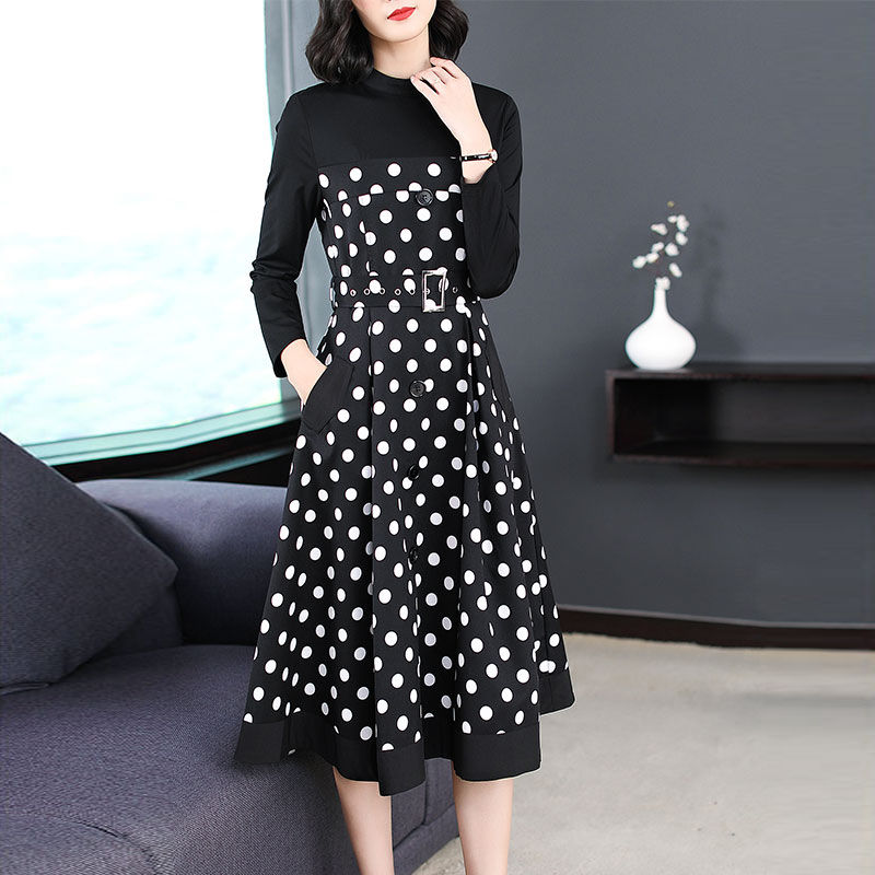 姑娘太美了!身着秋季气质A字裙，显瘦高贵，连背影都美爆