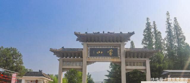 山东一5A景区怪景象，羊汤售价一元，游客坐在山洞里喝汤